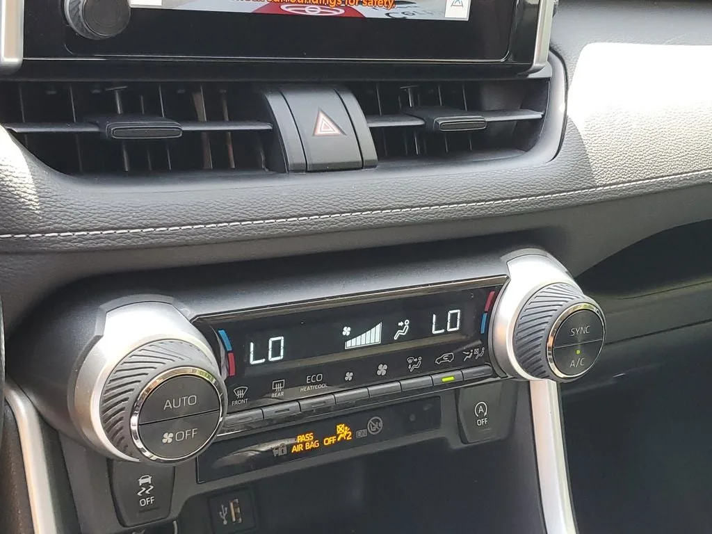 2024 Toyota RAV4 XLE photo 30