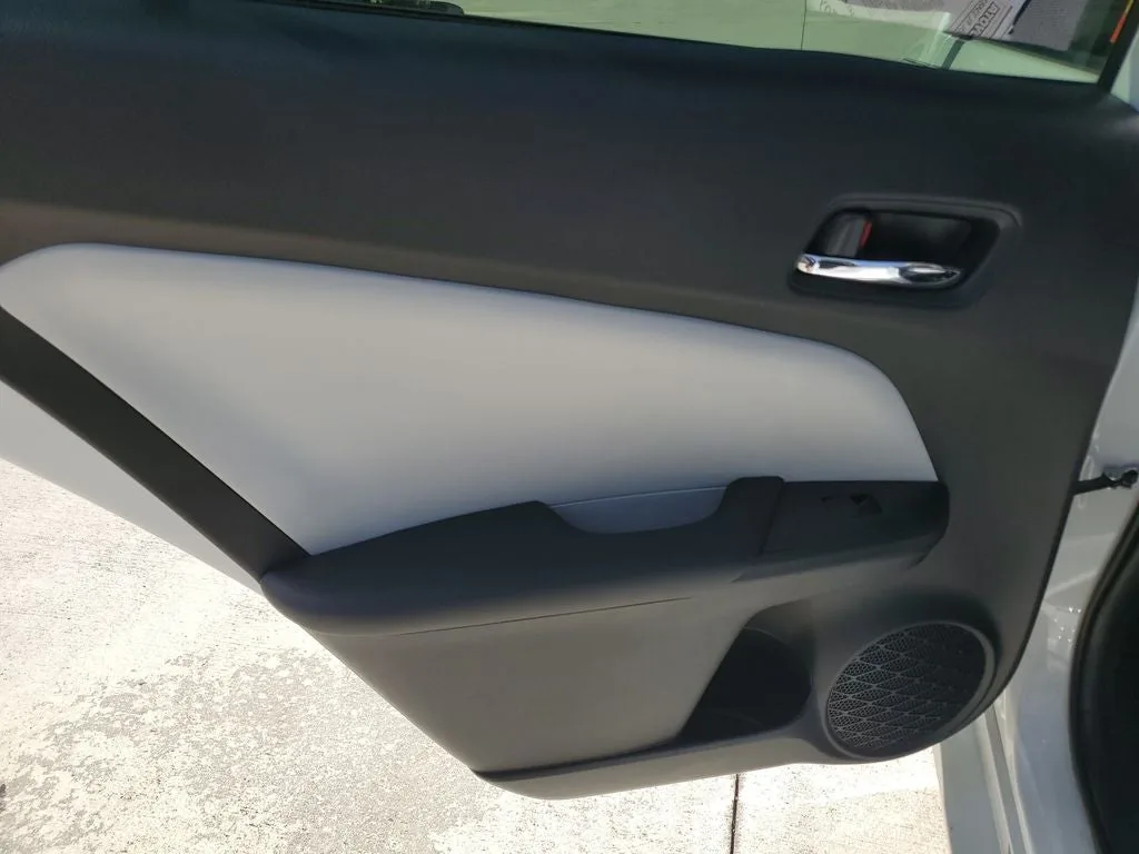 2022 Toyota Prius LE photo 11