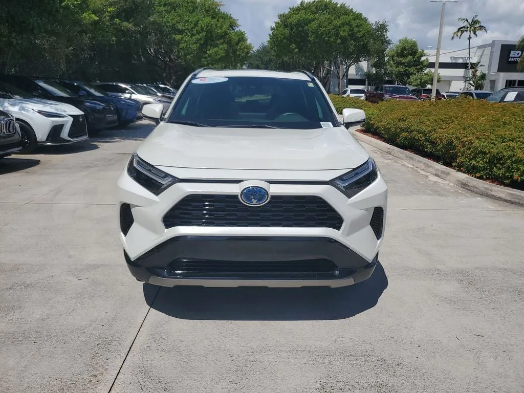 2022 Toyota RAV4 Hybrid SE photo 2