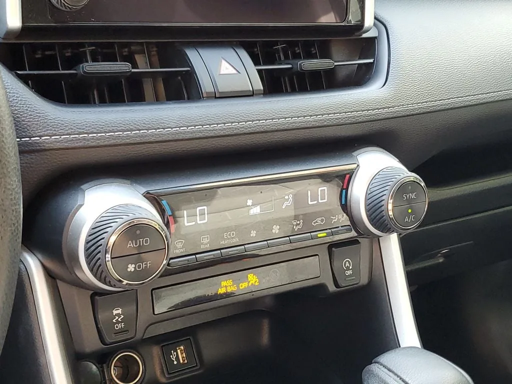2024 Toyota RAV4 XLE photo 28