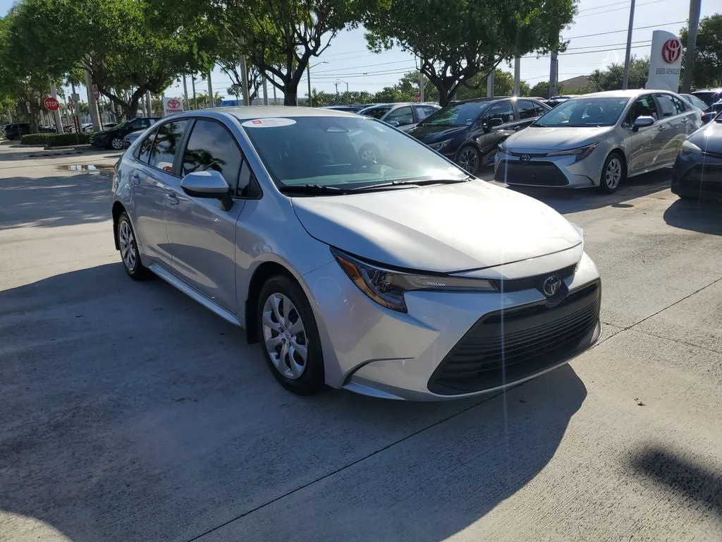 2025 Toyota Corolla LE photo 3