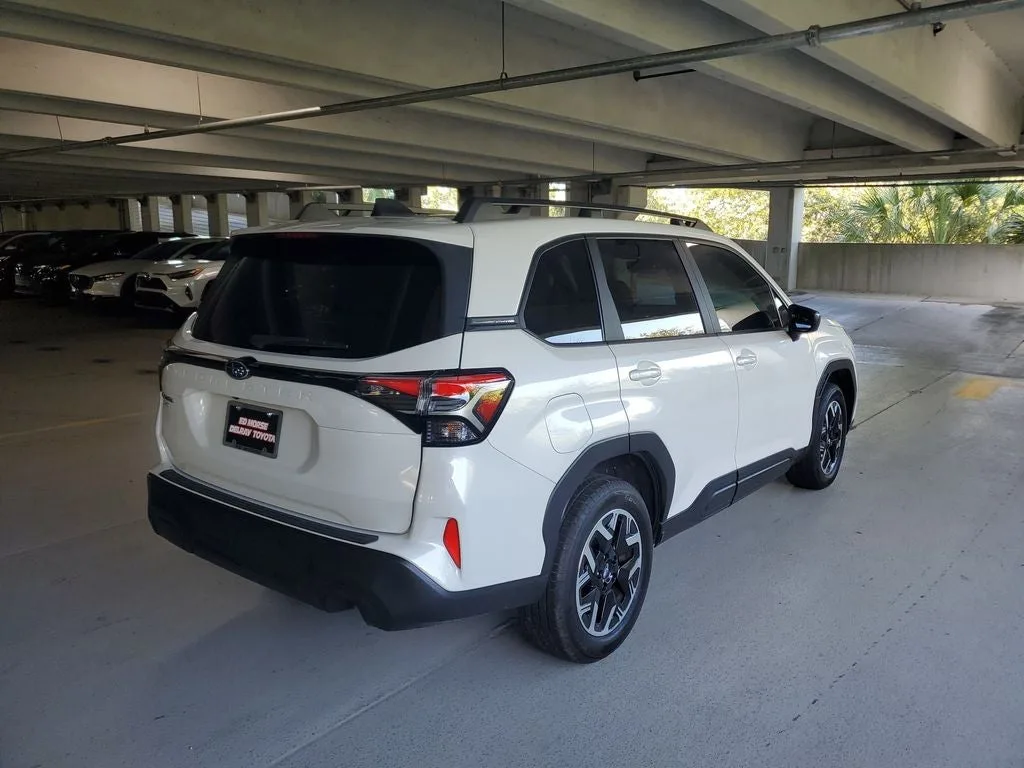 2025 Subaru Forester Premium photo 4