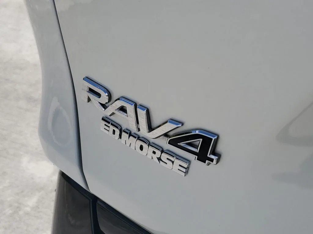 2022 Toyota RAV4 Hybrid SE photo 9
