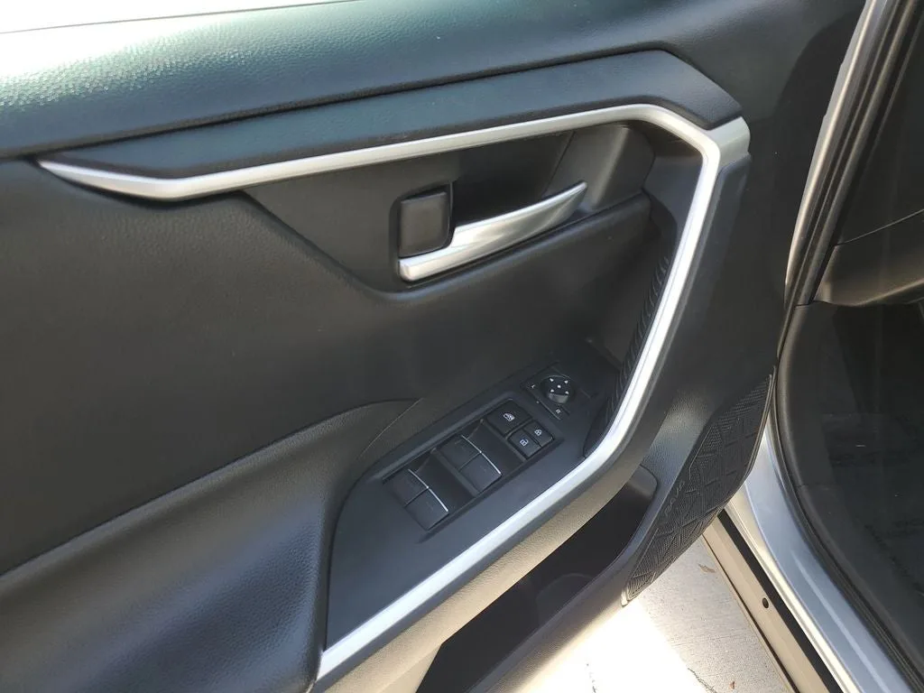 2024 Toyota RAV4 XLE photo 18
