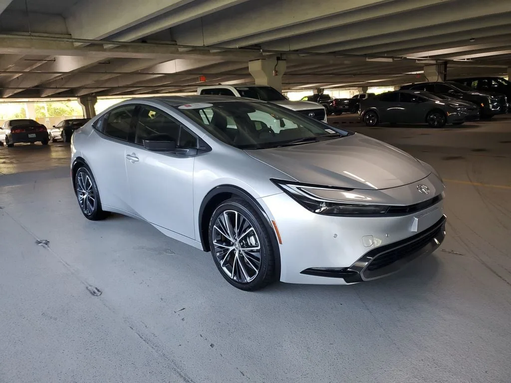2024 Toyota Prius XLE photo 3