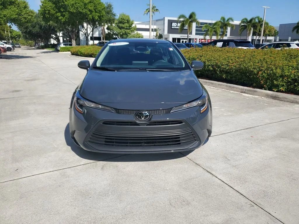 2025 Toyota Corolla LE photo 2