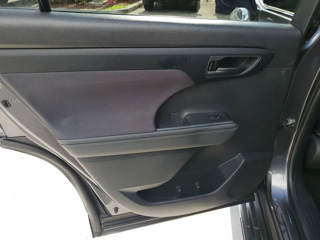 2024 Toyota Highlander LE photo 12