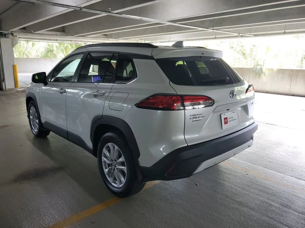 2024 Toyota Corolla Cross LE photo 6