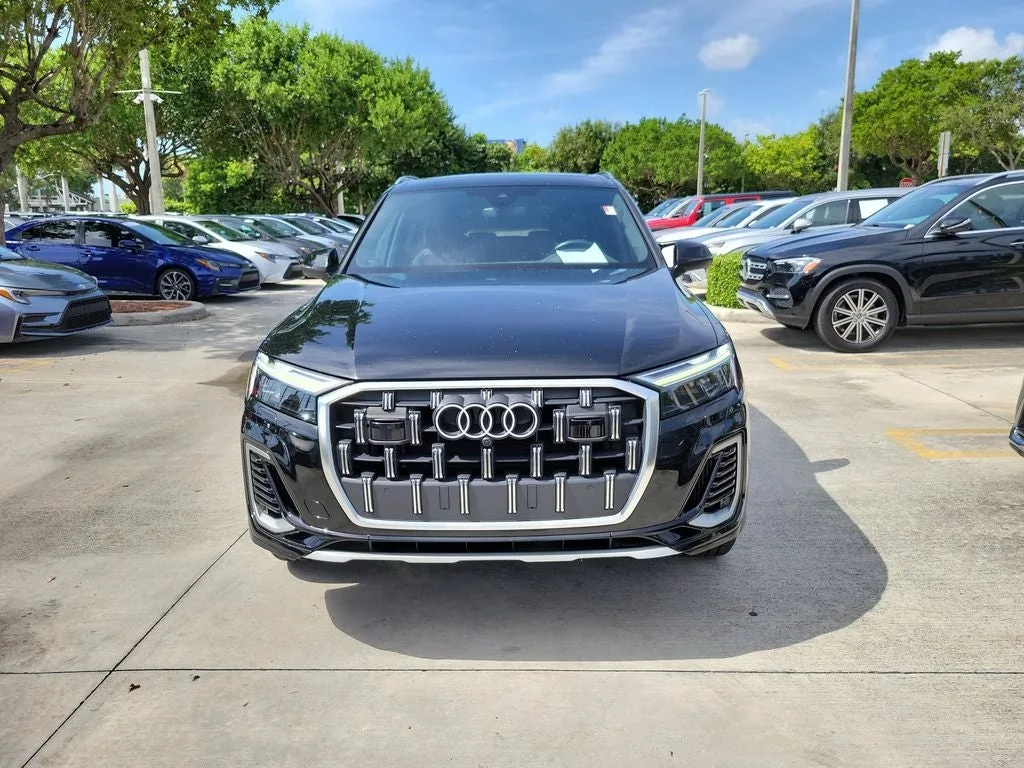2025 Audi Q7 55 Premium Plus quattro photo 2
