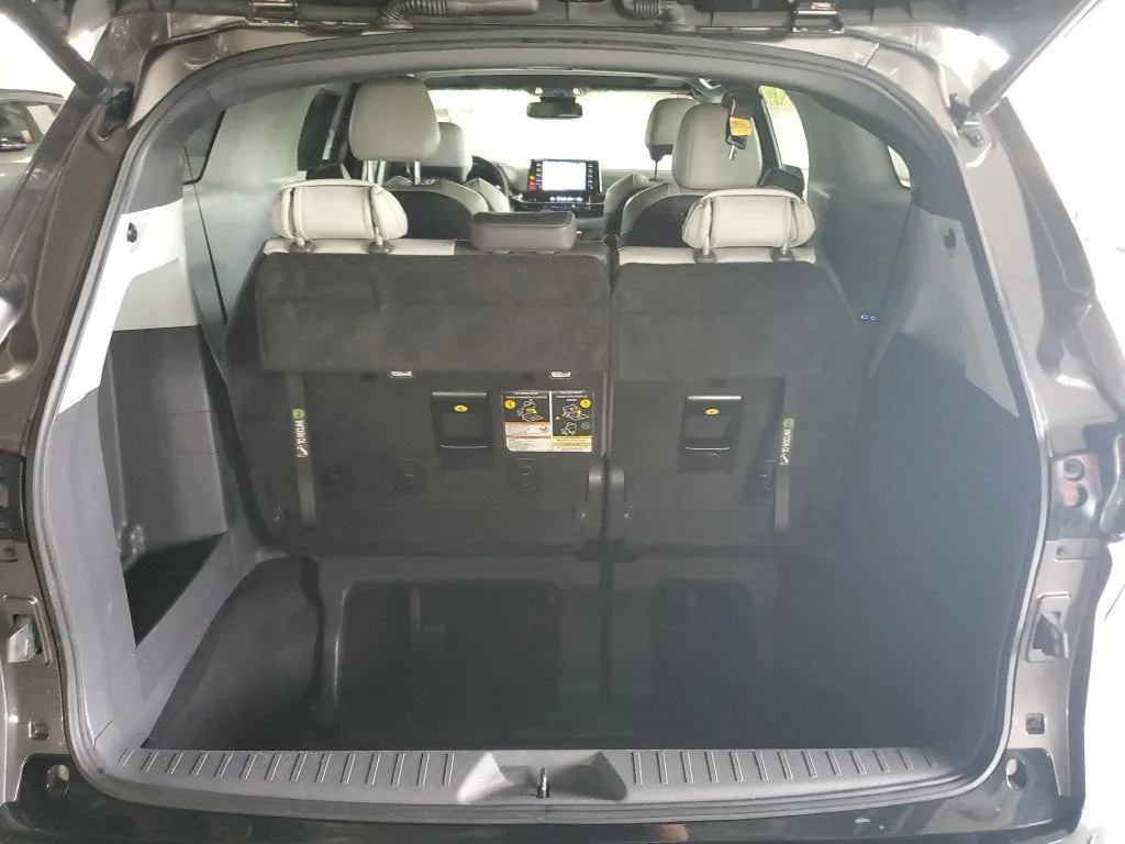 2021 Toyota Sienna XSE 7 Passenger photo 8