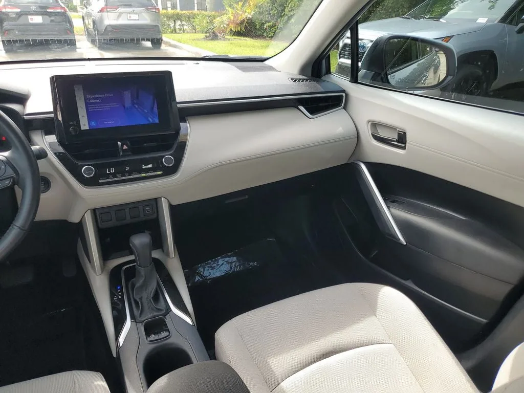 2024 Toyota Corolla Cross LE photo 16