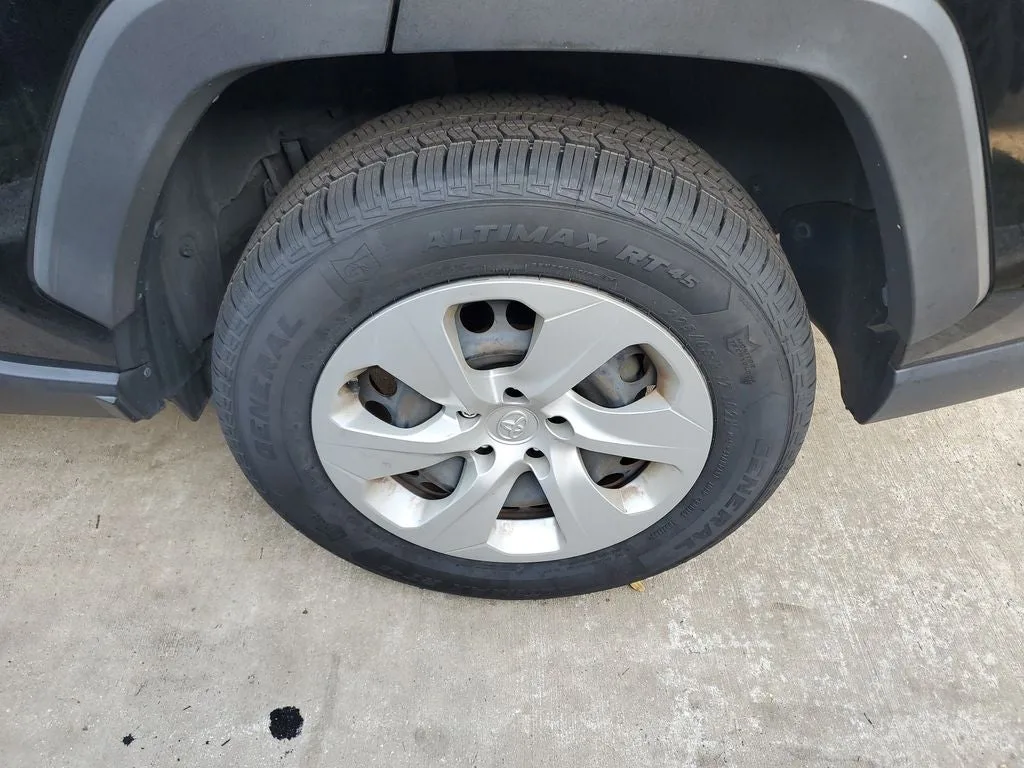 2022 Toyota RAV4 LE photo 3
