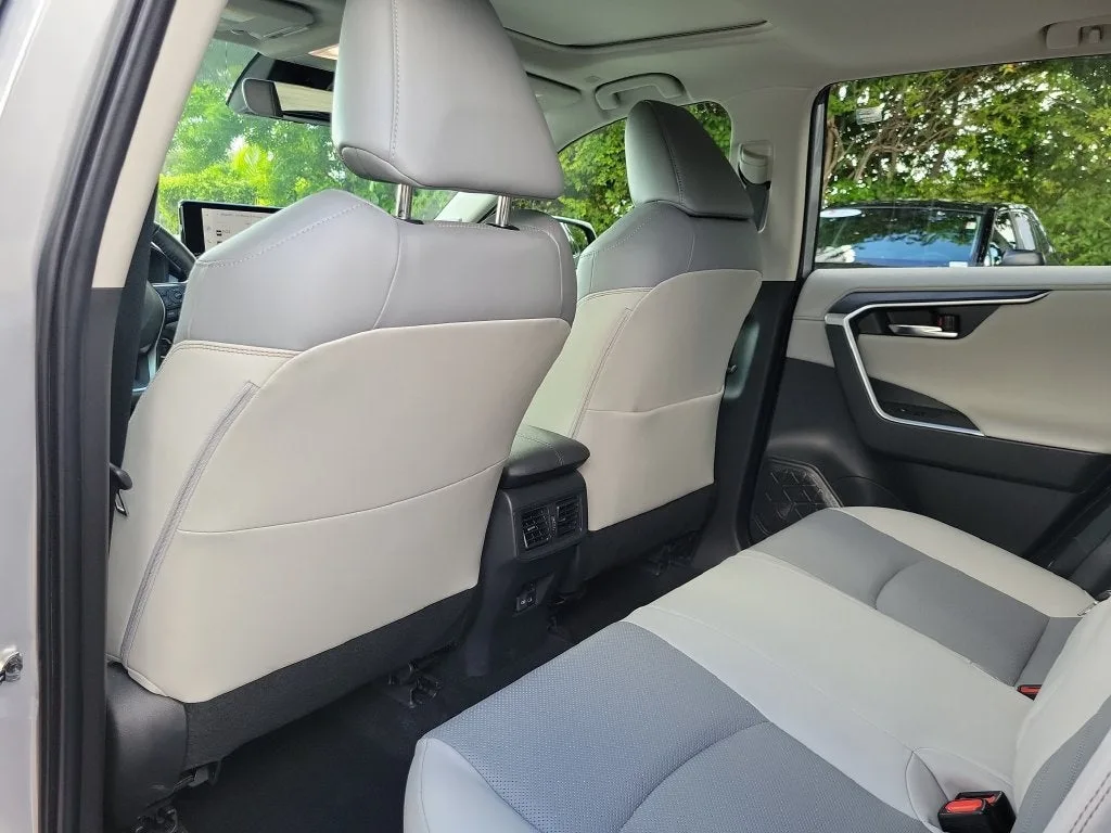 2023 Toyota RAV4 Hybrid Limited photo 12