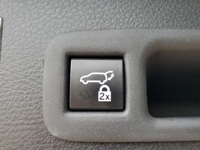 2022 Toyota Sienna XSE 7 Passenger photo 10