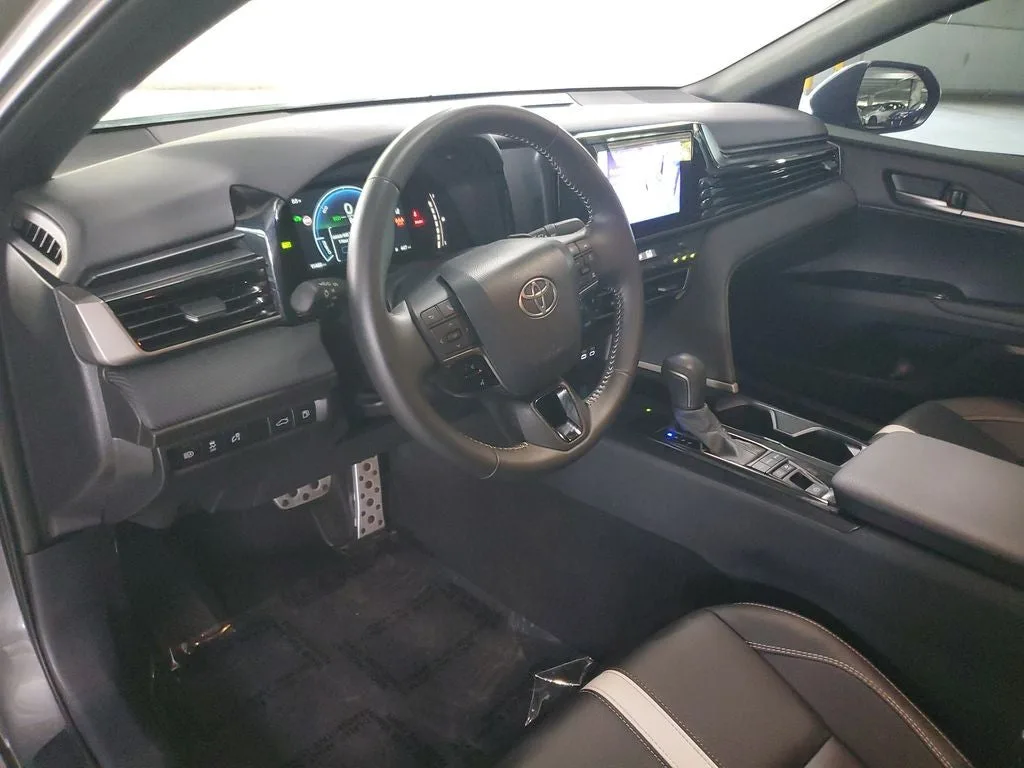 2025 Toyota Camry SE photo 19