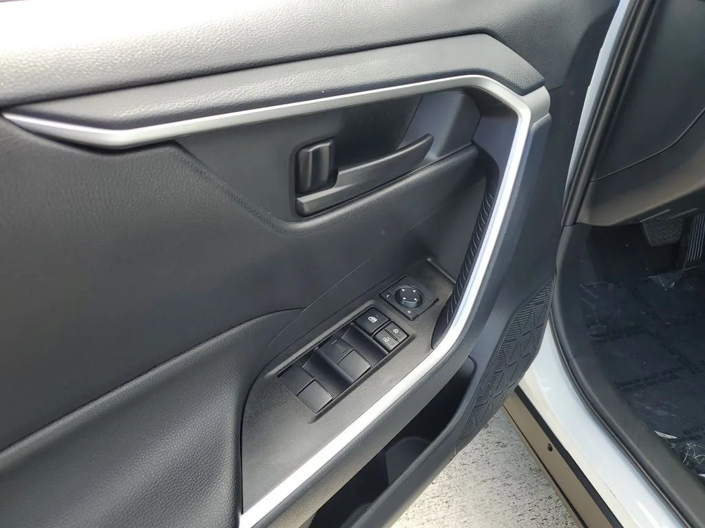 2025 Toyota RAV4 Hybrid LE photo 18