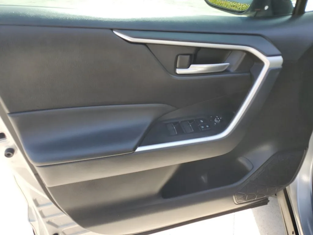 2024 Toyota RAV4 XLE photo 17