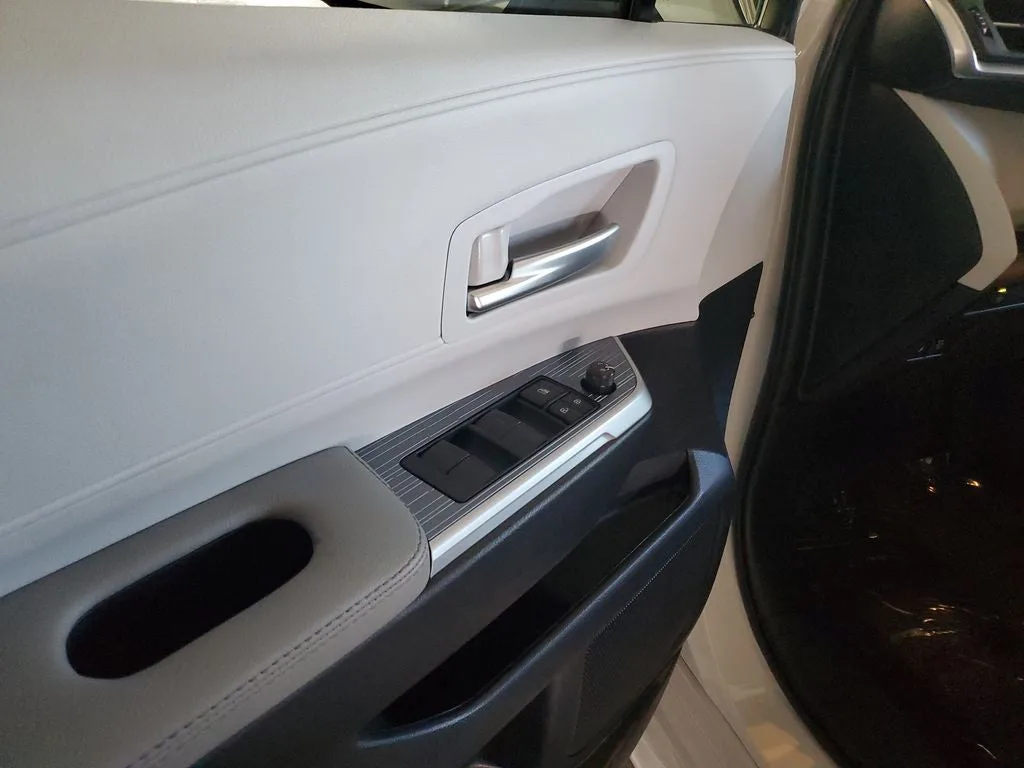 2026 Toyota Sienna XLE 7 Passenger photo 20