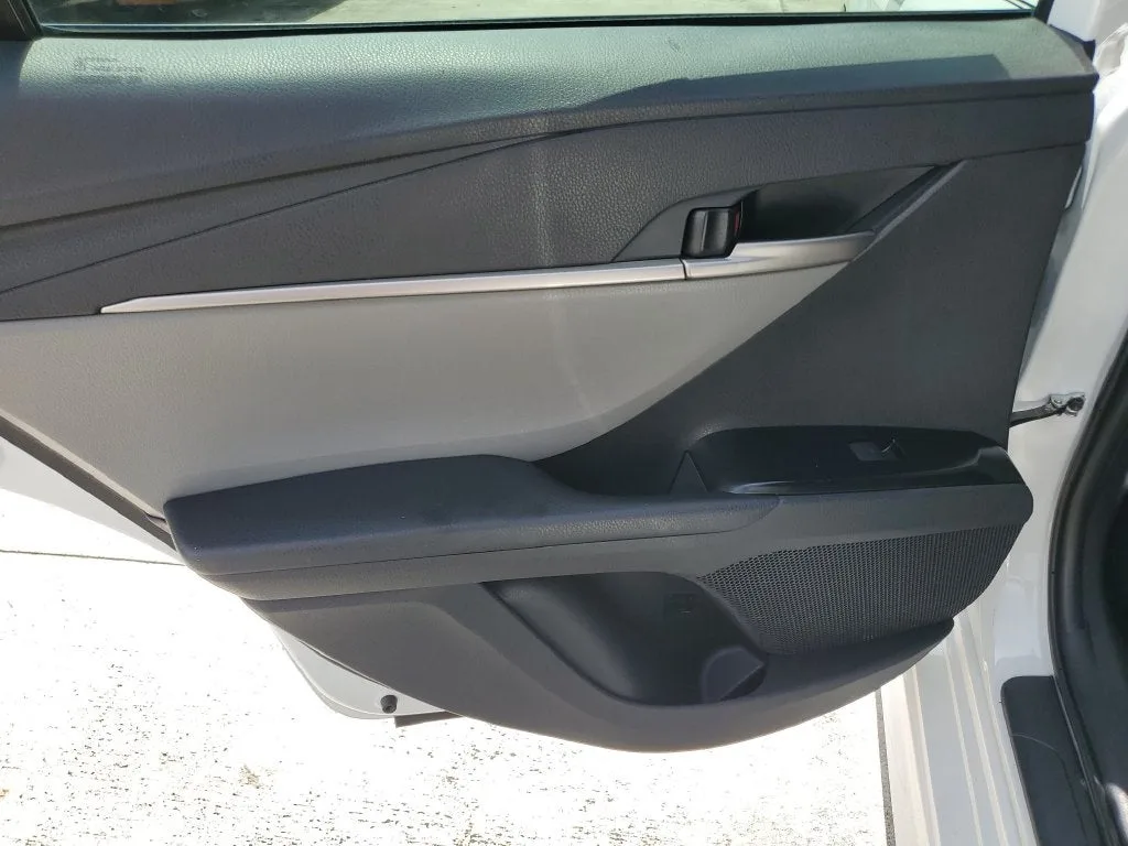 2025 Toyota Camry SE photo 10