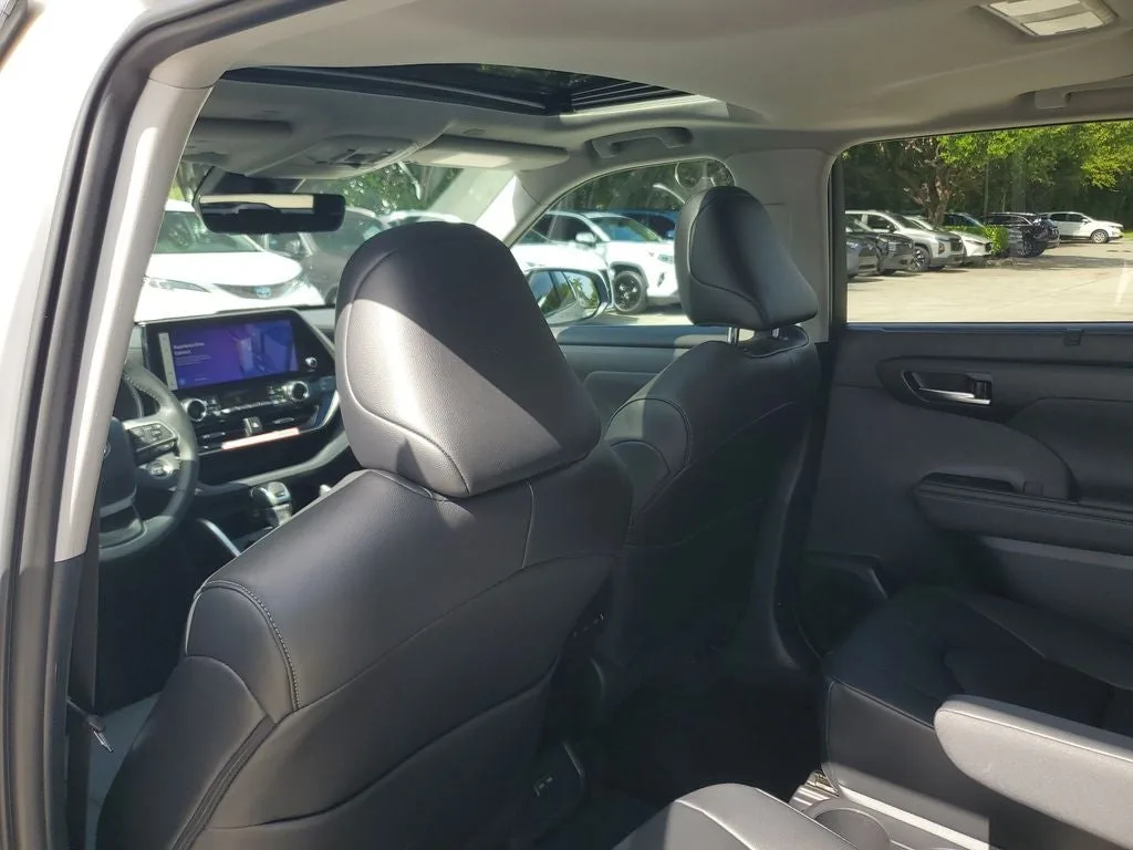 2026 Toyota Highlander Hybrid XLE photo 16