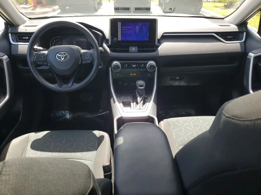 2024 Toyota RAV4 XLE photo 16