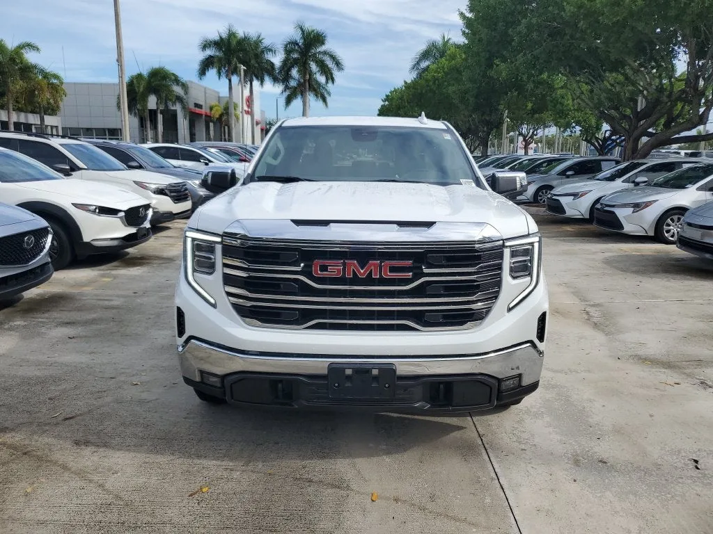 2025 GMC Sierra 1500 SLT photo 2