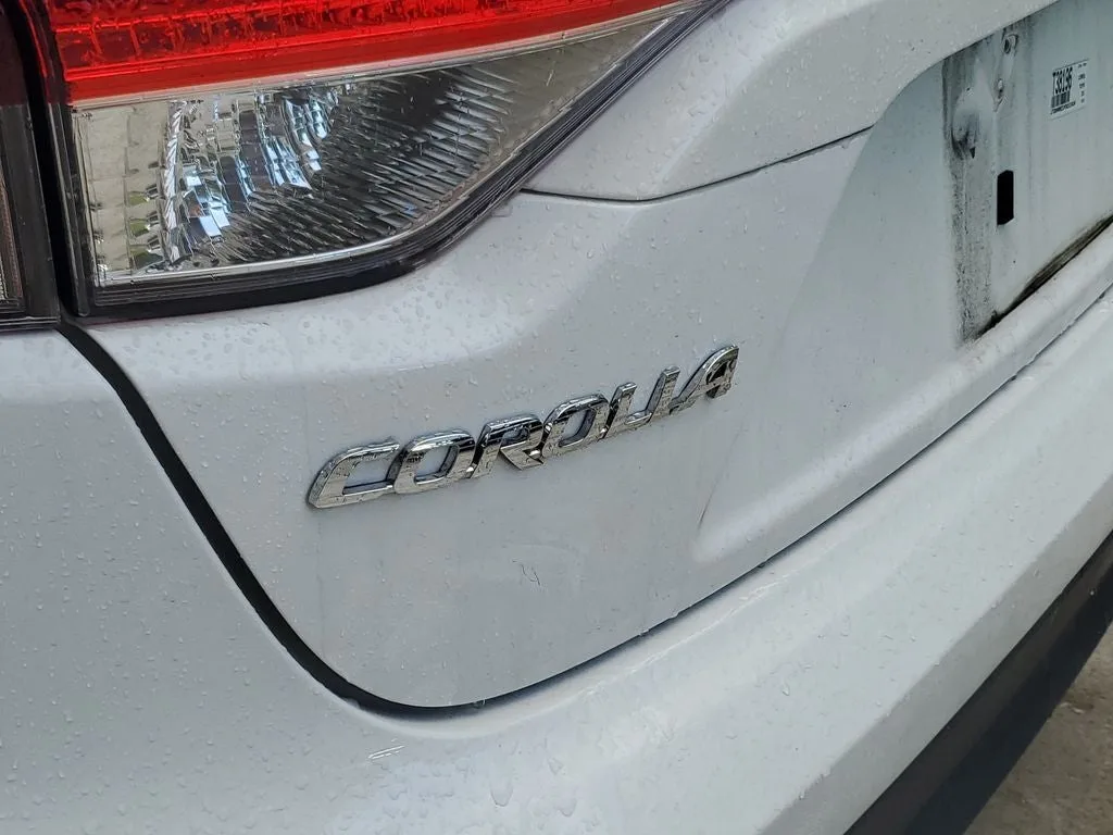 2023 Toyota Corolla LE photo 4