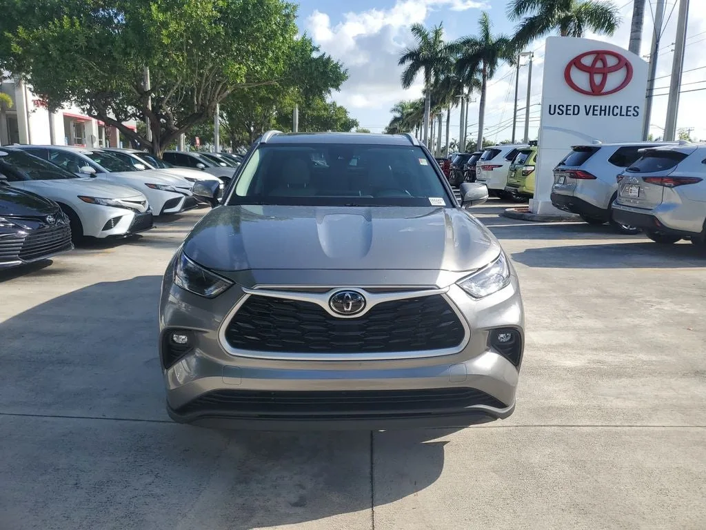 2025 Toyota Highlander XLE photo 2