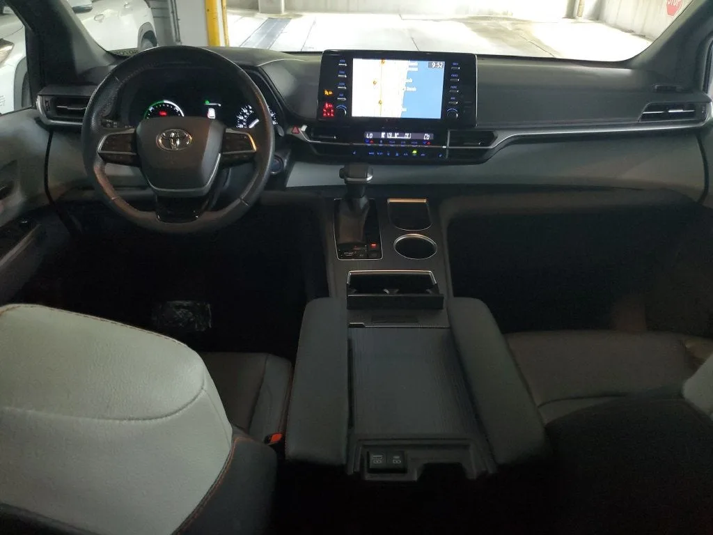 2021 Toyota Sienna XSE 7 Passenger photo 15