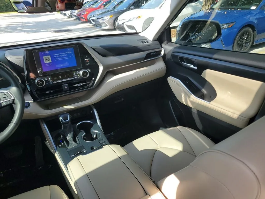 2025 Toyota Highlander XLE photo 17