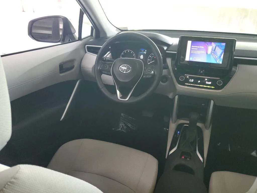 2024 Toyota Corolla Cross LE photo 14