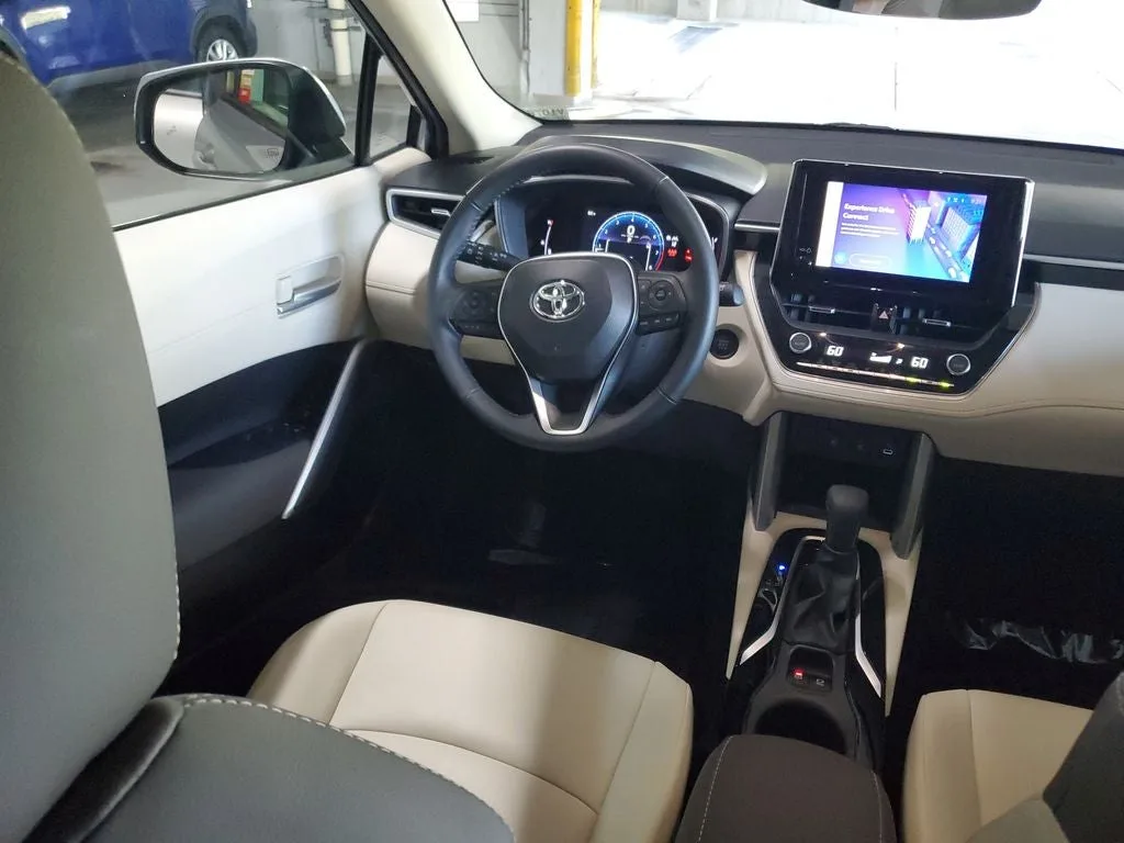 2024 Toyota Corolla Cross XLE photo 14