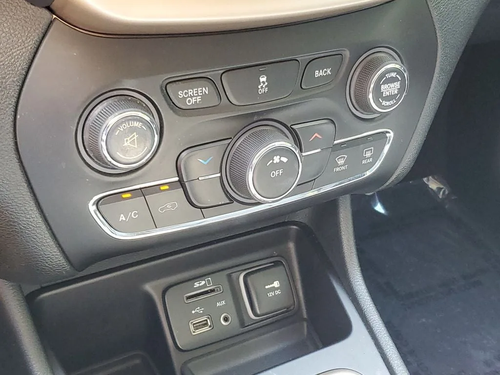 2015 Jeep Cherokee Latitude photo 29