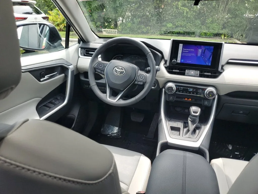 2023 Toyota RAV4 XLE Premium photo 16