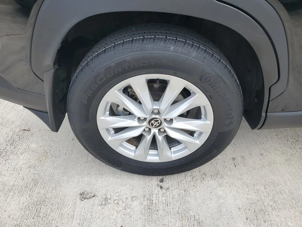 2024 Toyota Corolla Cross LE photo 7