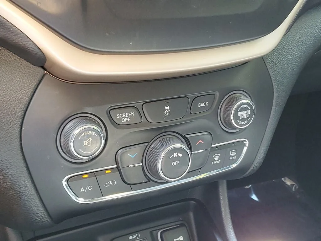 2015 Jeep Cherokee Latitude photo 28