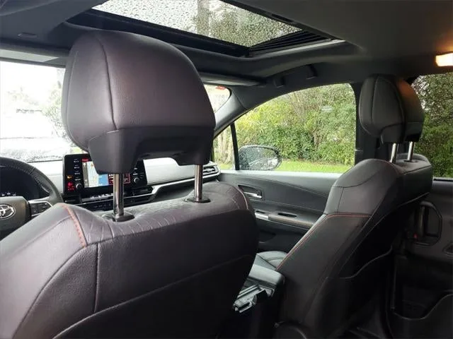 2022 Toyota Sienna XSE 7 Passenger photo 17