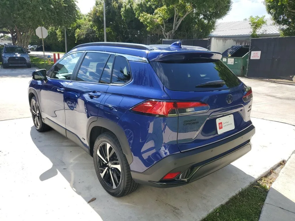 2023 Toyota Corolla Cross Hybrid XSE photo 2