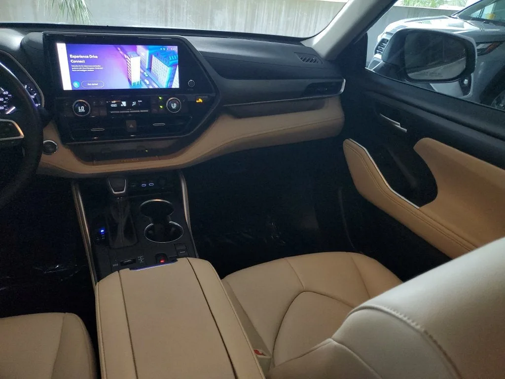 2023 Toyota Highlander XLE photo 19
