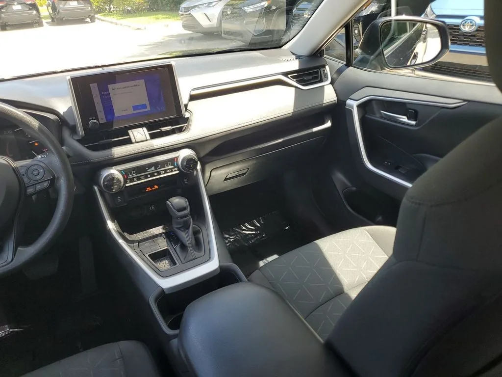 2024 Toyota RAV4 XLE photo 17