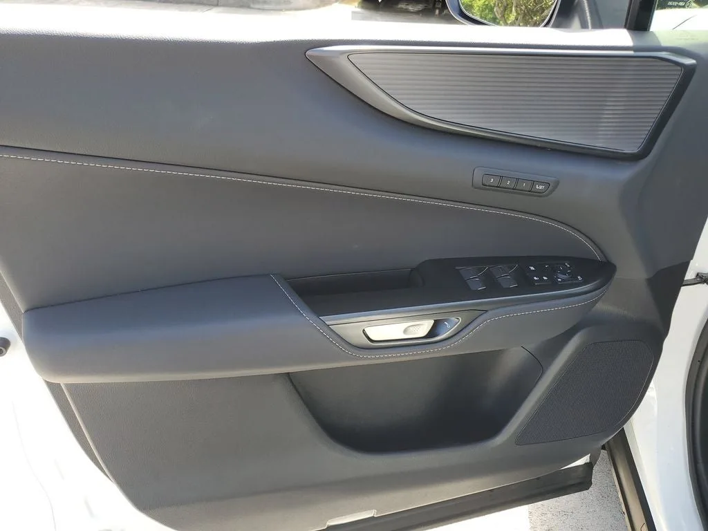 2025 Lexus NX 450h+ F SPORT photo 17