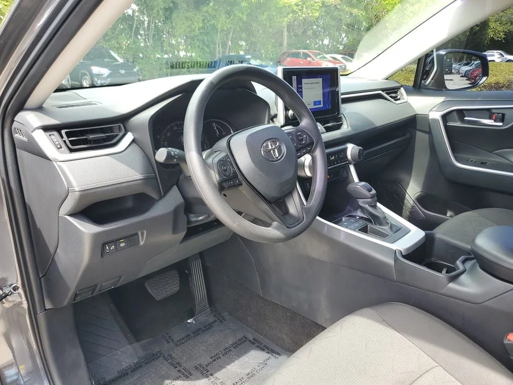 2024 Toyota RAV4 XLE photo 21