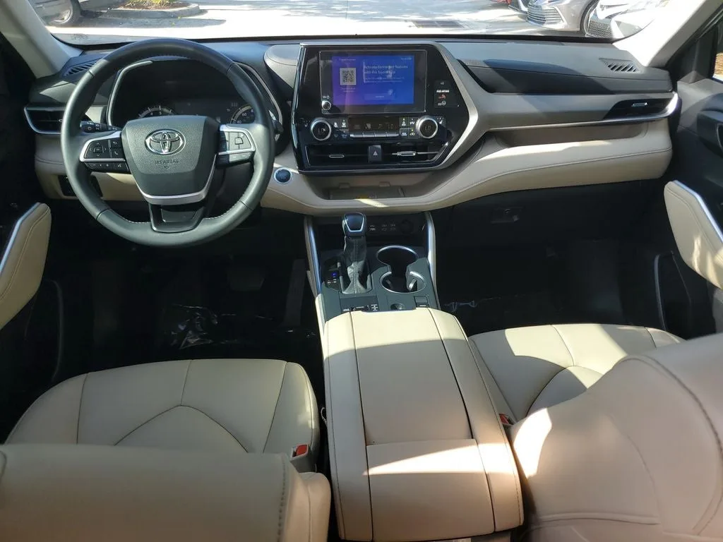 2025 Toyota Highlander XLE photo 16