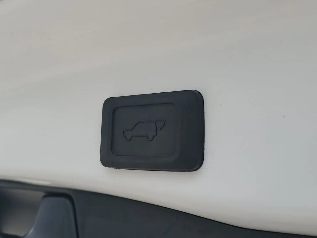 2024 Toyota RAV4 XLE Premium photo 11