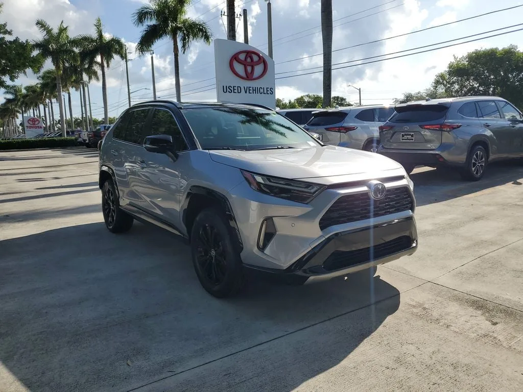2024 Toyota RAV4 Hybrid XSE photo 3