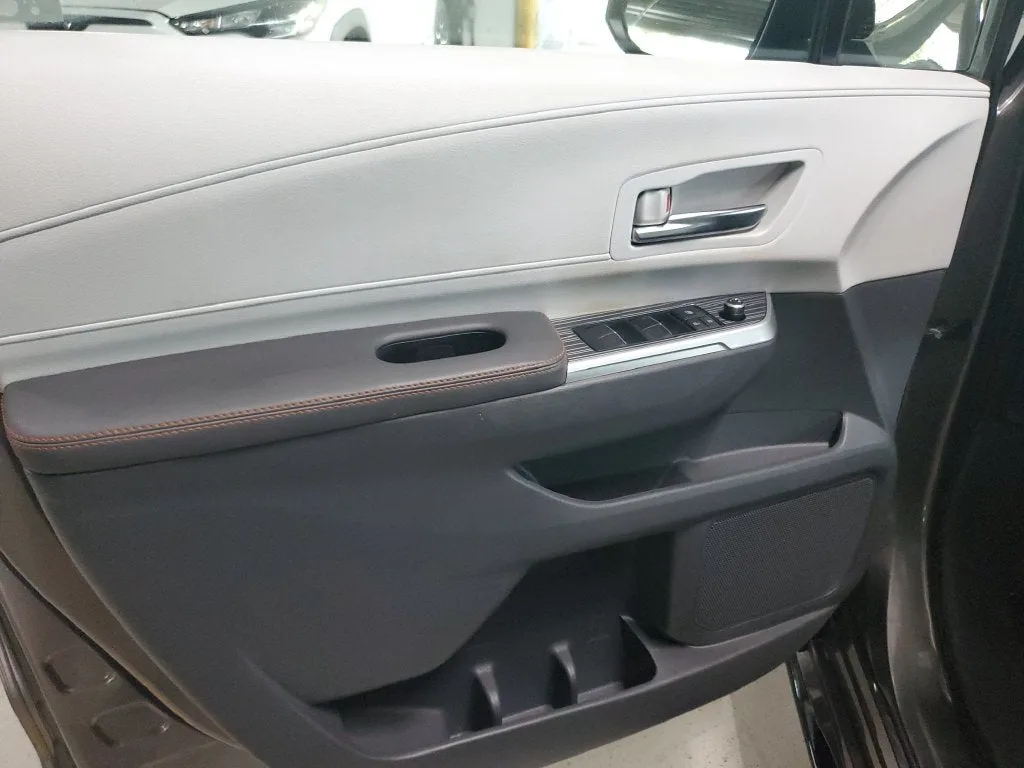 2021 Toyota Sienna XSE 7 Passenger photo 17