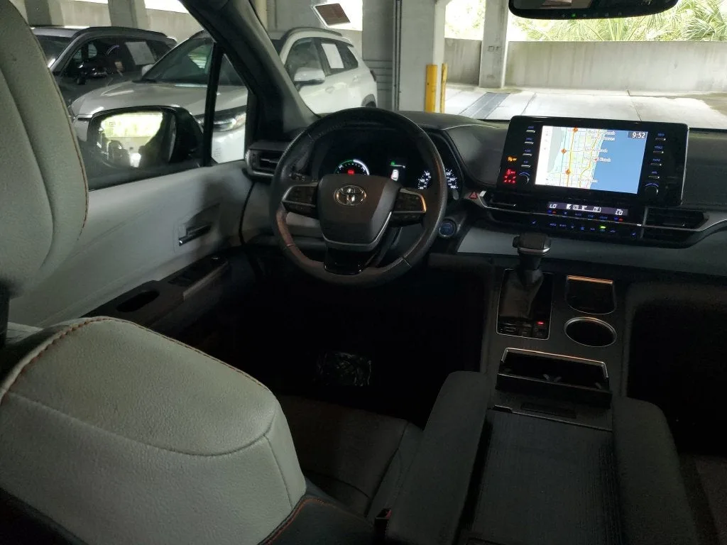 2021 Toyota Sienna XSE 7 Passenger photo 14