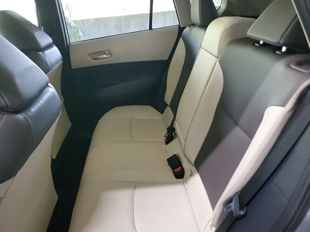 2024 Toyota Corolla Cross XLE photo 12