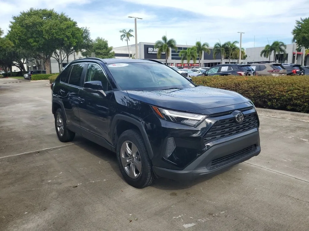 2025 Toyota RAV4 Hybrid LE photo 3