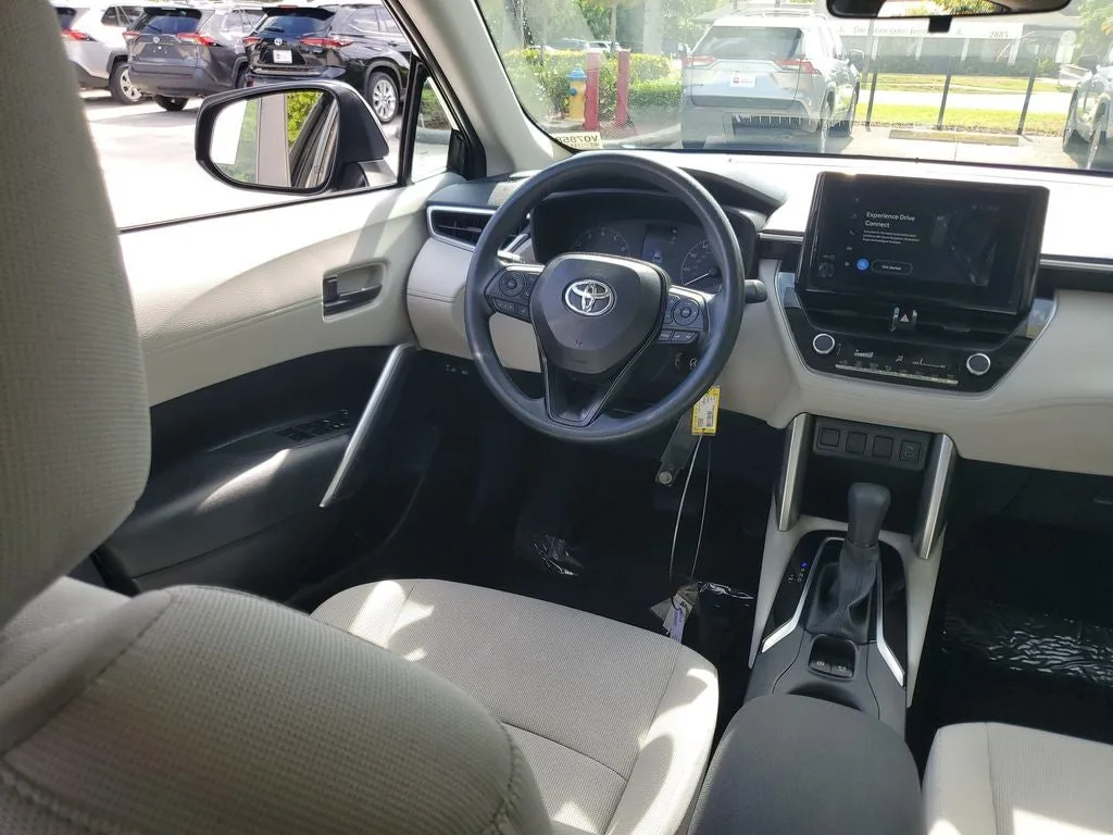 2024 Toyota Corolla Cross L photo 13